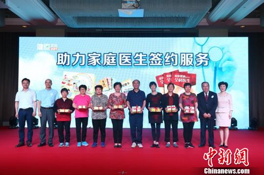 截至5月15日，上海已签约人数达408万人，其中60岁及以上老年人285万。　黄华 摄