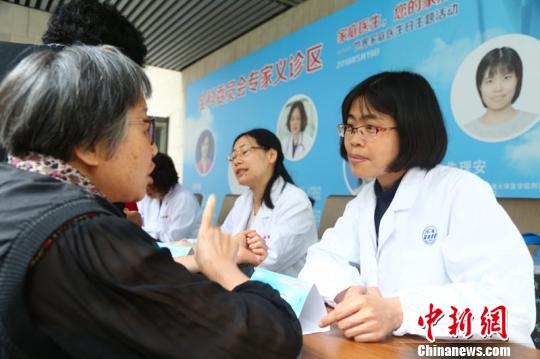多名家庭医生、全科医学专家在现场为社区居民提供家庭医生签约咨询、医疗咨询?！』苹?摄