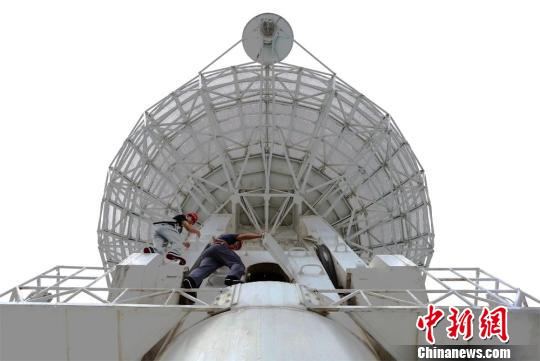 科技人员在任务前进行设备检修?！∧叨傲?摄