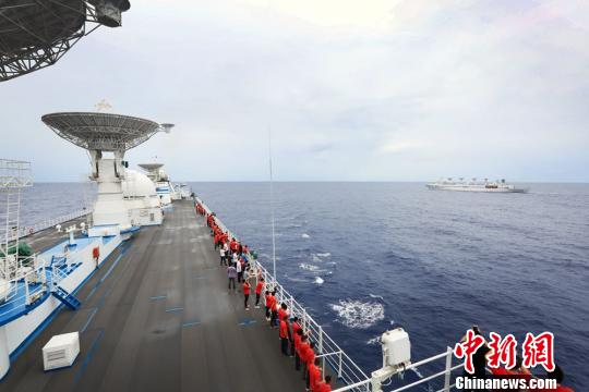 驶向任务海域时，远望6号与7号船在海上相遇?！∧叨傲?摄