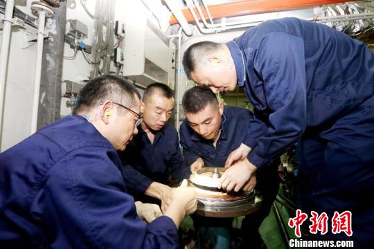 动力系统科技人员在检修动力设备?！∧叨傲?摄