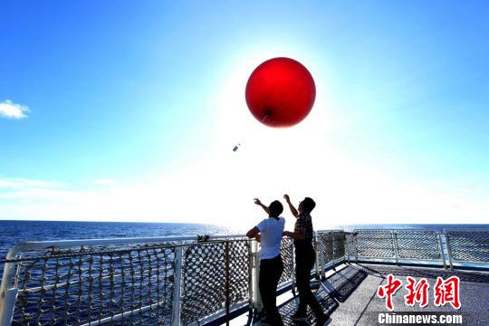 任务准备中，科技人员施放信标球测试设备性能?！∧叨傲?摄