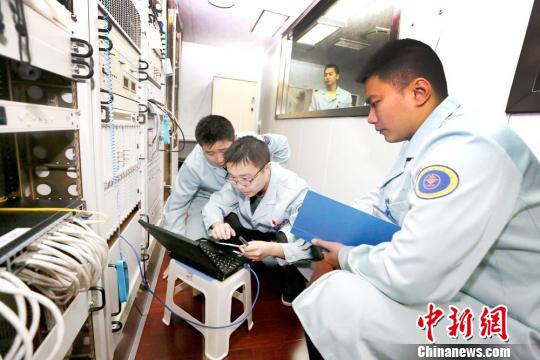 科技人员在测试设备指标。　倪栋梁 摄