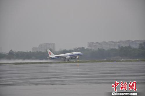 截至10时40分，雷暴天气已累计导致成都机场70余个航班受影响。　吕俊明 摄