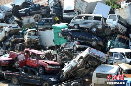 图为密密麻麻重重叠叠地磊在一起的报废汽车。 张斌 摄