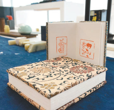 　在伦敦手工艺周“技艺中国”展上展出的富有中国特色的手工艺品。 本报记者 强 薇摄 