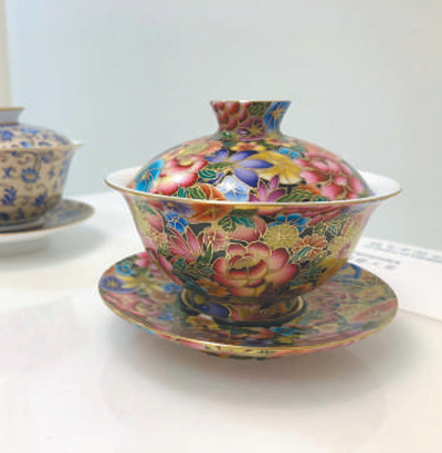 在伦敦手工艺周“技艺中国”展上展出的富有中国特色的手工艺品。 　　本报记者 强 薇摄 