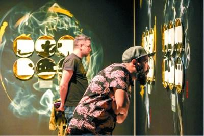 中国侨网当地观众在墨西哥城城市博物馆参观“中国设计·文化·生活体验展”。