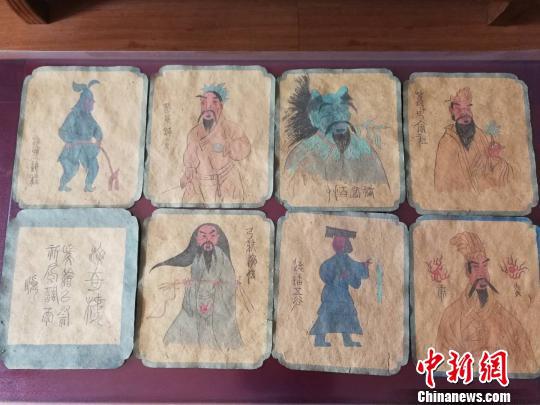 8幅壁画蓝本底稿的尺寸规格大致相同，长约29厘米、宽约26厘米　李吉毅 摄