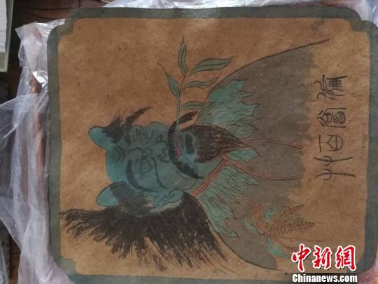 8幅壁画内容以水墨画的形式绘制在较为粗糙且略微发黄的长方形草纸上，其边缘用蓝色颜料勾画出在绘画上称为“开光”的边框　李吉毅 摄