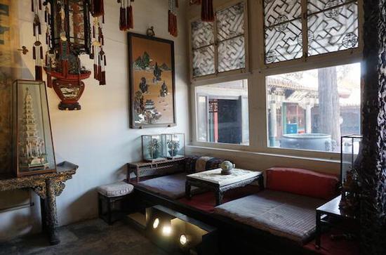 东里间的内景与象牙玲珑塔等陈设