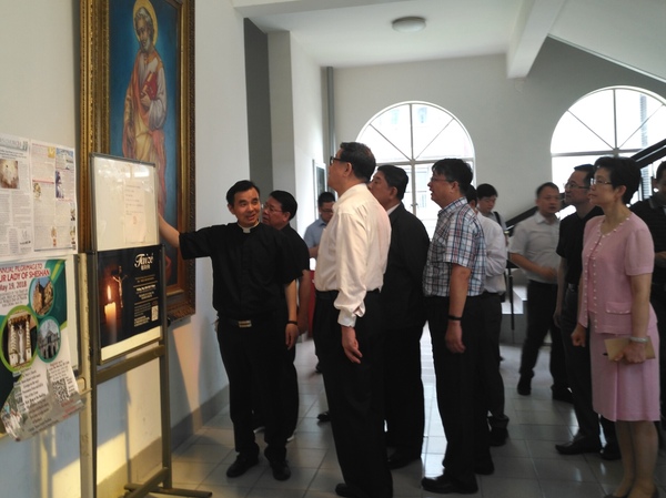 在伯多禄天主教堂调研