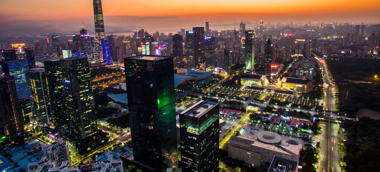  从追赶时代到引领时代——从深圳发展奇?？粗泄母锟?0年