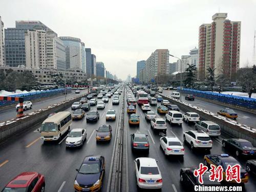 图为北京街头的车辆。<a target='_blank' href='http://www.chinanews.com/' >中新网</a>记者 李金磊 摄
