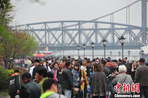 2018年“五一”小长假，丹东边境游成热点。图为游客在鸭绿江畔游玩。于海洋 摄
