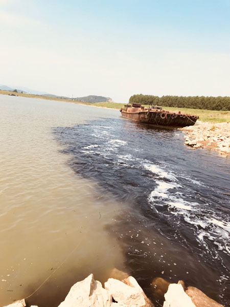 污水流入长江一级支流漳河 污水流入长江一级支流漳河
