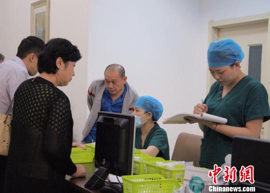 资料图：山东大学第二医院的护士正在为病人服务。　赵晓 摄