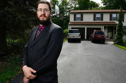 美国男子在家啃老在外装成功人士 被父母告上法庭