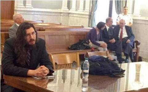 美国男子在家啃老在外装成功人士 被父母告上法庭