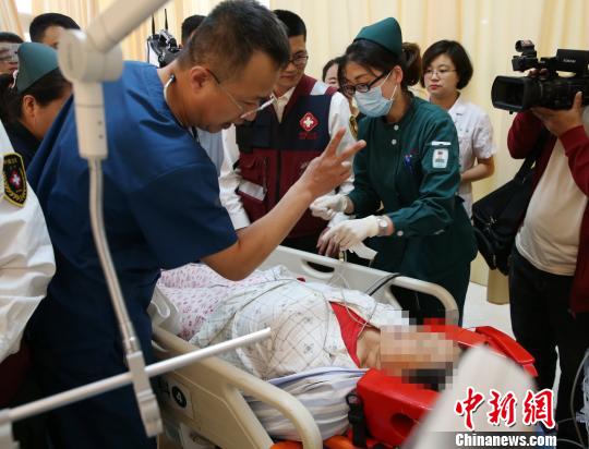 5月23日，辽宁省人民医院完成中国东北首例异地航空医疗转运任务。图为专家现场会诊，患者准备接受手术?！≈烀饔?摄