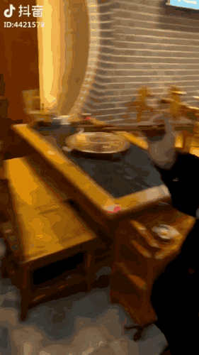 萧山一夜宵摊有人模仿抖音“菜换肉”，结果引发十几个人群殴惊动警察……