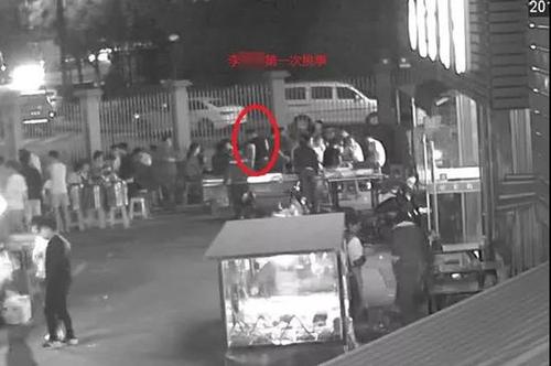 萧山一夜宵摊有人模仿抖音“菜换肉”，结果引发十几个人群殴惊动警察……