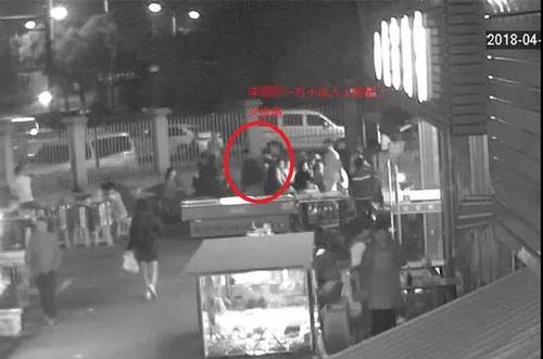 萧山一夜宵摊有人模仿抖音“菜换肉”，结果引发十几个人群殴惊动警察……