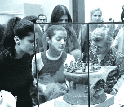 1973年，“中华人民共和国出土文物”展览赴法国展览，法国观众正在欣赏我国云南晋宁出土的西汉纺织铜贮贝器