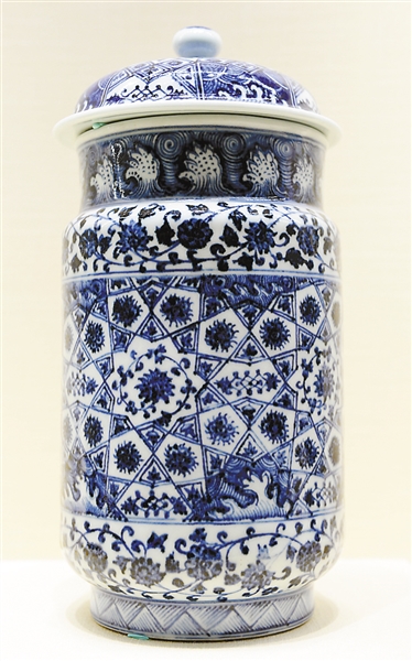 青花锦地花卉纹壮罐