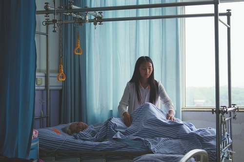 代丽飞看护偏瘫奶奶。