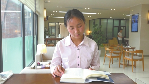 成都大学大二女生代丽飞。