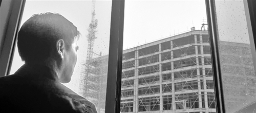  张逢图的窗外就是他要打造的建材市场。 