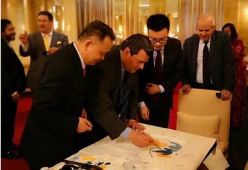  君寿向世界拳击理事会（WBC）总裁摩利士奥·苏莱曼先生（前排右二）传授宫廷画法。