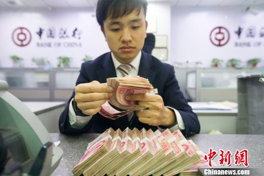 山西太原，银行工作人员正在清点货币?！≌旁?摄