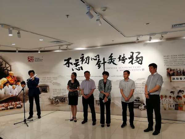 出席启动仪式的领导和专家接受媒体采访