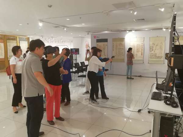 参观者戴上VR眼镜了解人体经脉的循行方向