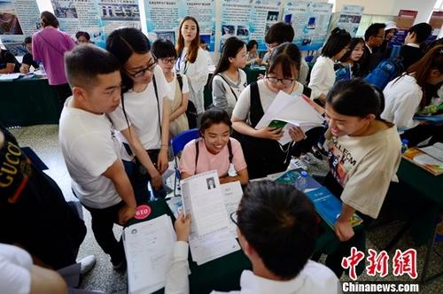 资料图：招聘会。<a target='_blank' href='http://www.chinanews.com/'>中新社</a>记者 刘文华 摄