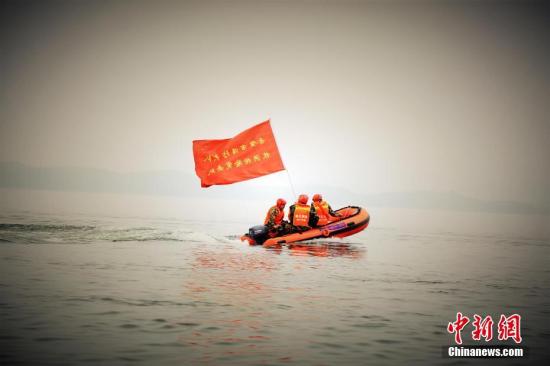 近日，湖北赤壁市遭遇暴雨，防汛任务提前。4月24日，赤壁消防大队举行防汛抗洪应急救援拉动演练。图为消防官兵“乘风破浪”。 徐聪聪 摄