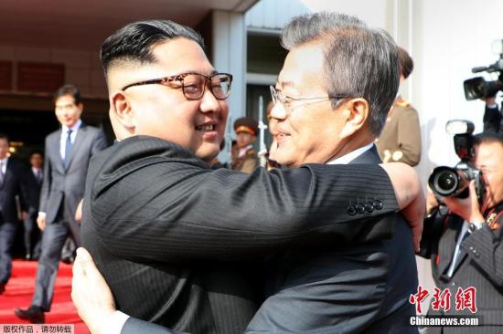 5月26日，韩国总统文在寅在板门店朝方一侧的统一阁与朝鲜国务委员会委员长金正恩举行会晤。