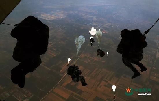 ▲王海涛摄影作品：我们是英雄的中国空降兵！