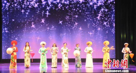 中国侨网图为越南服饰展演　林浩　摄