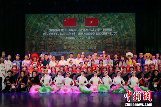 图为与会嘉宾演员合影 吴凯雄 摄