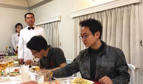 朝鲜绿皮专列:女兵负责打扫 菜吃完一道才上一道