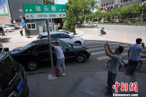 路人拍摄“猪头巷”路牌留念?！∥淇〗?摄