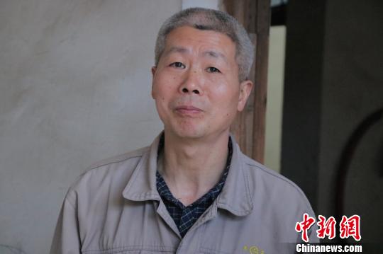 浙江遂昌好丈夫悉心照料病妻十七载