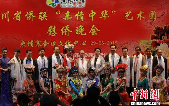 中国侨网图为演出结束后?！都碇惺北ā诽峁? style=