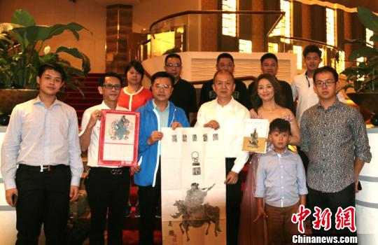 中国侨网向菲律宾侨领蔡祥维（右三）、林志农（左二）赠送洛阳关林关帝像拓片、关公文化专著和关公像年历　林才强　摄