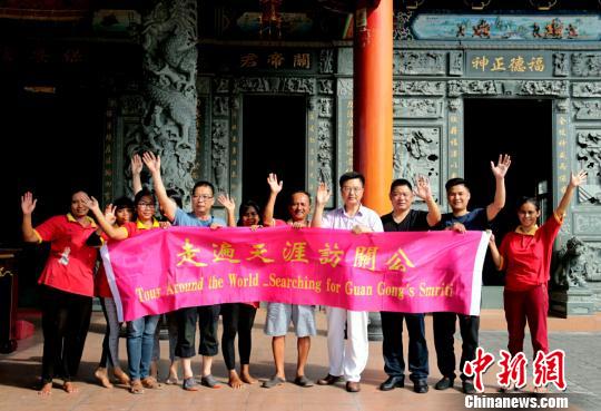 在印尼巴厘岛保安宫关帝殿，打出“走遍天涯访关公”横幅 郭薪秀 摄