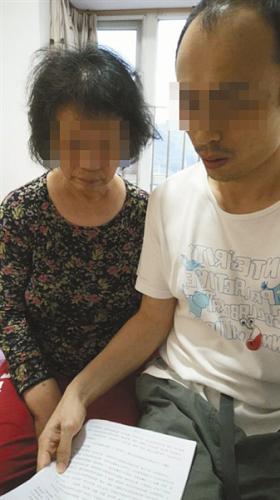 郑泽华与母亲整理材料，准备寻找新的养老机构。本版图片/受访者供图
