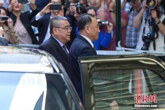 当地时间5月30日，朝鲜劳动党中央委员会副委员长金英哲抵达美国纽约联合国广场大厦。他将于本周在纽约会见美国国务卿蓬佩奥。金英哲为18年来访美的朝鲜最高级别官员。<a target='_blank' href='http://www.chinanews.com/'>中新社</a>记者 廖攀 摄